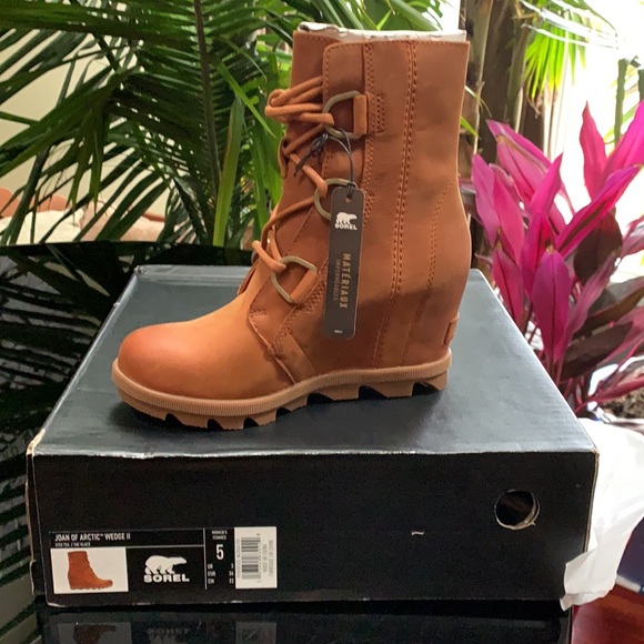 BRAND NEW, NEVER WORN, JOAN OF ARCTIC WEDGE II, SZ 5, COLOR-ICED TEA/THE GLACÉ. - Picture 2 of 6